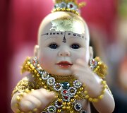 Užkalbėtos tailandiečių lėlės &ndash; vaikai-angelai &ndash; tikima atne&scaron;a laimę ir turtus
