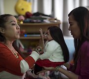 Užkalbėtos tailandiečių lėlės &ndash; vaikai-angelai &ndash; tikima atne&scaron;a laimę ir turtus