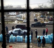 Flinto mieste gyventojai kelis mėnesius gyvena su &scaron;vinu užter&scaron;tu vandentiekio vandeniu
