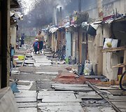 Romų stovykla ant apleistų bėgių Paryžiuje