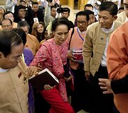 Mianmaro parlamente darbą pradeda Aung San Suu Kyi partija