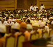 Mianmaro parlamente darbą pradeda Aung San Suu Kyi partija