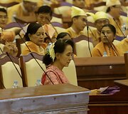 Mianmaro parlamente darbą pradeda Aung San Suu Kyi partija
