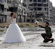 Jaunavedžių fotosesija bombardavimų sugriautame Homso mieste Sirijoje