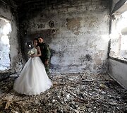 Jaunavedžių fotosesija bombardavimų sugriautame Homso mieste Sirijoje