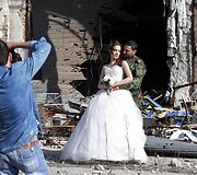 Jaunavedžių fotosesija bombardavimų sugriautame Homso mieste Sirijoje