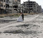 Jaunavedžių fotosesija bombardavimų sugriautame Homso mieste Sirijoje
