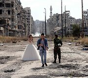 Jaunavedžių fotosesija bombardavimų sugriautame Homso mieste Sirijoje