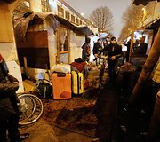 Romai i&scaron;keldinami i&scaron; nelegalios stovyklos Paryžiuje