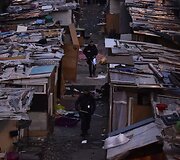 Romai i&scaron;keldinami i&scaron; nelegalios stovyklos Paryžiuje