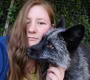 Britė namie augina dvi lapes