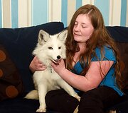 Britė namie augina dvi lapes