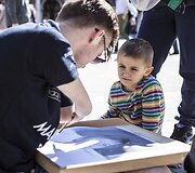 Nuostabius pie&scaron;inius kuria Mariuszas Kedzierskis, kuris gimė be rankų