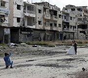 Jaunavedžių fotosesija bombardavimų sugriautame Homso mieste Sirijoje