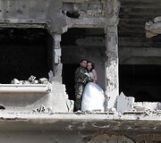 Jaunavedžių fotosesija bombardavimų sugriautame Homso mieste Sirijoje