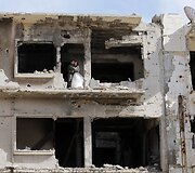 Jaunavedžių fotosesija bombardavimų sugriautame Homso mieste Sirijoje