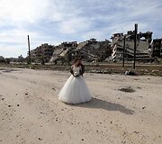 Jaunavedžių fotosesija bombardavimų sugriautame Homso mieste Sirijoje