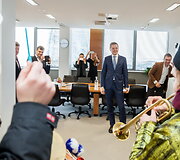 Užgavėnių persirengėliai užsuko į Vilniaus miesto savivaldybę