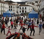 &bdquo;El Dia de los Polvos&ldquo; festivalis Ispanijoje, kurio metu žmonės trina vieni kitų veidus talko milteliais