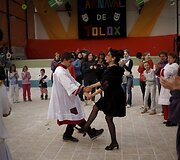 &bdquo;El Dia de los Polvos&ldquo; festivalis Ispanijoje, kurio metu žmonės trina vieni kitų veidus talko milteliais