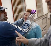 &bdquo;El Dia de los Polvos&ldquo; festivalis Ispanijoje, kurio metu žmonės trina vieni kitų veidus talko milteliais