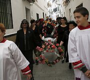 &bdquo;El Dia de los Polvos&ldquo; festivalis Ispanijoje, kurio metu žmonės trina vieni kitų veidus talko milteliais