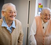 Seniausios pasaulyje dvynės sulaukė 104 metų 
