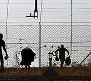 Palestiniečių darbininkai kerta prie&scaron;taringai vertinamą sieną su Izraeliu
