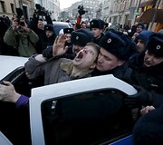 Milicininkai sulaiko protestuotoją Maskvoje