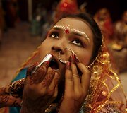 Nuotakai dažomos lūpos prie&scaron; tuoktuvių ceremoniją Indijoje