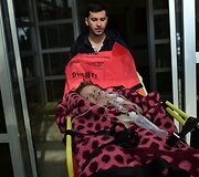 Sužeistas berniukas gabenamas gydymui į Turikiją