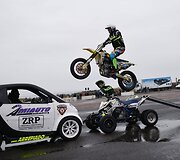 Kaskadinių automobilių triukų pasirodymas Velingbore