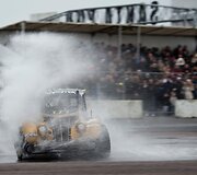 Kaskadinių automobilių triukų pasirodymas Velingbore