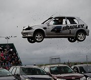 Kaskadinių automobilių triukų pasirodymas Velingbore