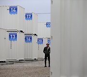 Dalis migrantų prie Kalė perkelti į jūrinius konteinerius