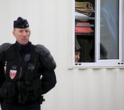 Dalis migrantų prie Kalė perkelti į jūrinius konteinerius