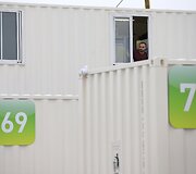 Dalis migrantų prie Kalė perkelti į jūrinius konteinerius