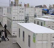 Dalis migrantų prie Kalė perkelti į jūrinius konteinerius