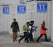 Dalis migrantų prie Kalė perkelti į jūrinius konteinerius