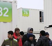 Dalis migrantų prie Kalė perkelti į jūrinius konteinerius