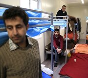 Dalis migrantų prie Kalė perkelti į jūrinius konteinerius