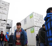 Dalis migrantų prie Kalė perkelti į jūrinius konteinerius