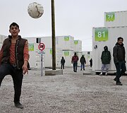 Dalis migrantų prie Kalė perkelti į jūrinius konteinerius