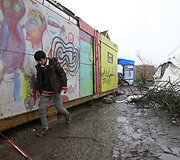 Dalis migrantų prie Kalė liko palapinėse ir savadarbiuose nameliuose