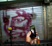 Solomonas Souza i&scaron;pai&scaron;o didžiausio Jeruzalės turgaus prekeivių duris jį įkvepiančiais personažais