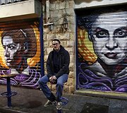Solomonas Souza i&scaron;pai&scaron;o didžiausio Jeruzalės turgaus prekeivių duris jį įkvepiančiais personažais