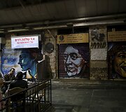 Solomonas Souza i&scaron;pai&scaron;o didžiausio Jeruzalės turgaus prekeivių duris jį įkvepiančiais personažais