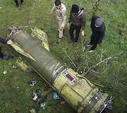 Sirai apžiūri nukritusią raketos dalį