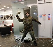 De&scaron;iniųjų aktyvistai veržėsi į rusi&scaron;ko kapitalo bankus Kijeve