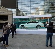 Naujasis &bdquo;Cadillac CT6&ldquo; Kinijoje pristatomas žuvų pilname akvariume
